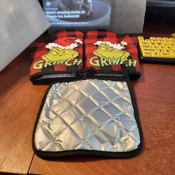 NEW ! Grinch Oven Mitts and Pot Holders Set 3 - Picture 2 of 5